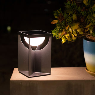 Flow table lamp in warm white mode lighting outdoor pot plants